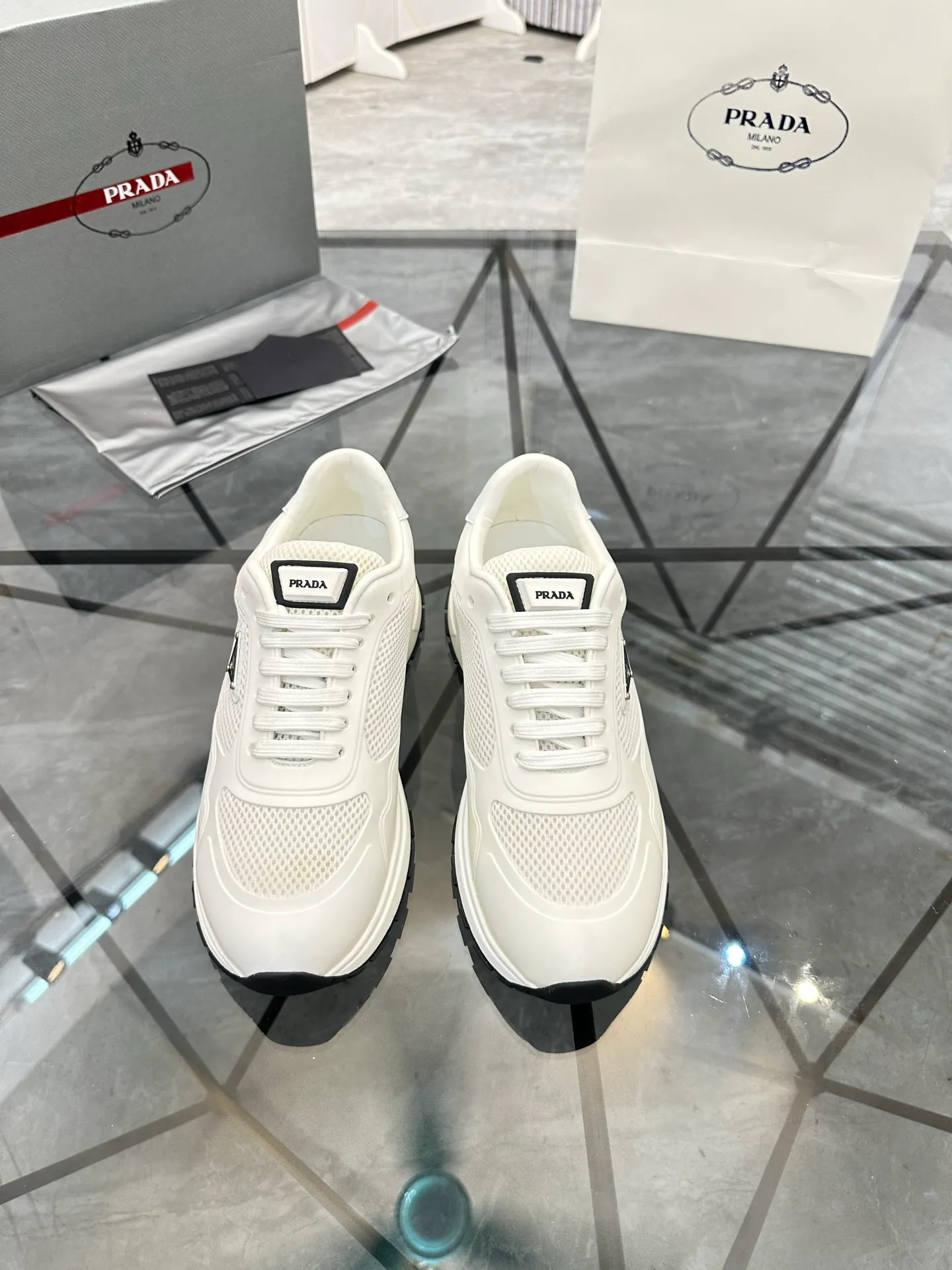 Men's shoes for sale 💰: 💰P600¥ High-end top quality Product trademark: Prada *"Prada*" low-top casual shoes Regular size: 38-45 (can be customized to 46) Product materials: Upper imported glue splicing original material, breathable lining, cowhide foot pads, original outsole. Number: 832